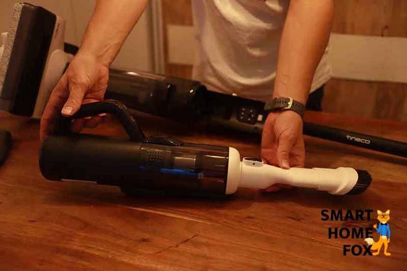 Vous pouvez voir le Tineco Floor One S5 Combo converti en aspirateur à main.